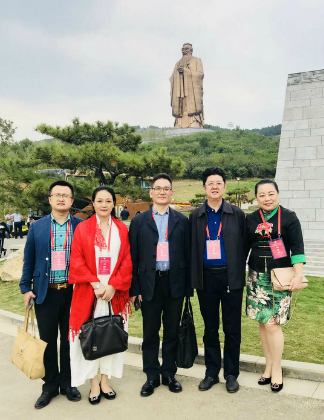 图为粟平董事长（左三）与青爱工程湖南代表