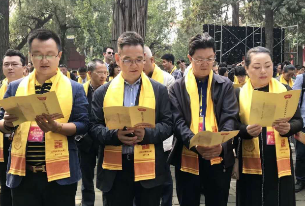 图为粟平董事长（左二）在尼山活动现场